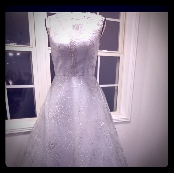 Gown - Picture 1 of 3